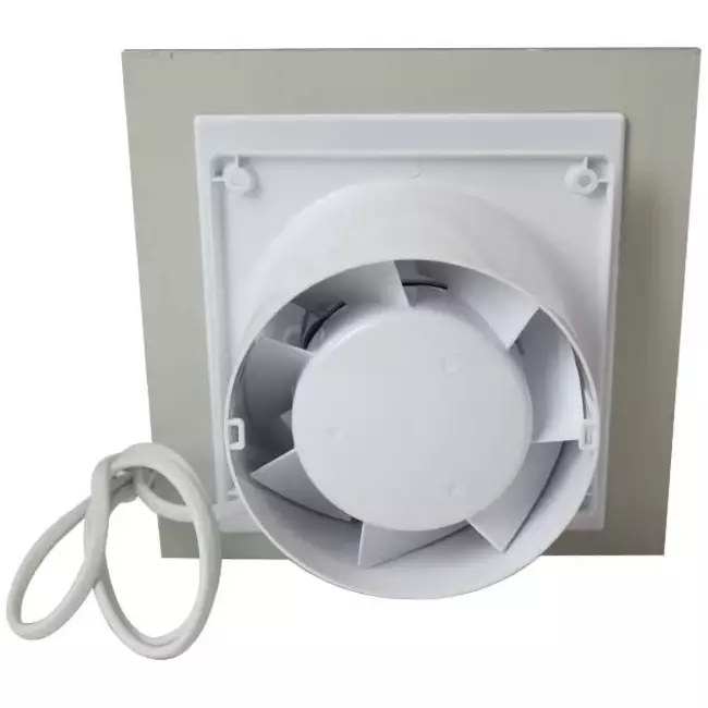 Badeværelsesventilator Ø 100 mm med træksnor og strømstik – frontpanel i satin sølvfarvet glas