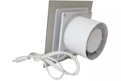 Badeværelsesventilator Ø 100 mm med træksnor og strømstik – frontpanel i satin sølvfarvet glas