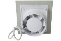 Badeværelsesventilator Ø 100 mm med træksnor og strømstik – frontpanel i satin sølvfarvet glas